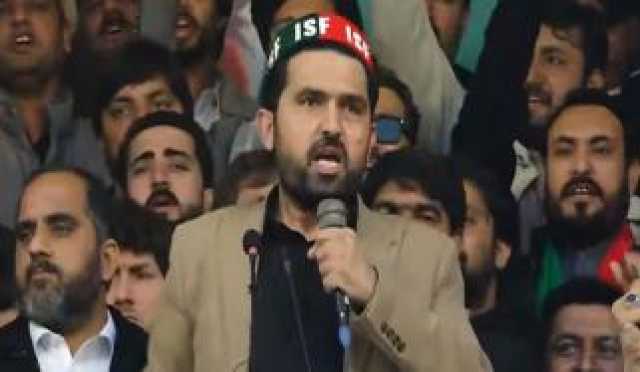 کراچی: کم عمر لڑکے کے بس چلانے پر 50 ہزار روپے کا چالان