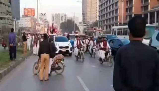 کراچی، ریلی میں شامل افراد کی شارع فیصل پر ہنگامہ آرائی کا مقدمہ درج