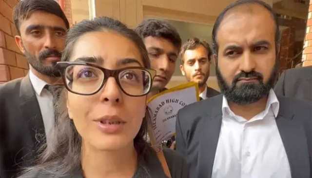 ایمان مزاری و شوہر کیخلاف مقدمے کی بنیاد سیاسی ہے: سینئر صحافی و انسانی حقوق کے کارکنان