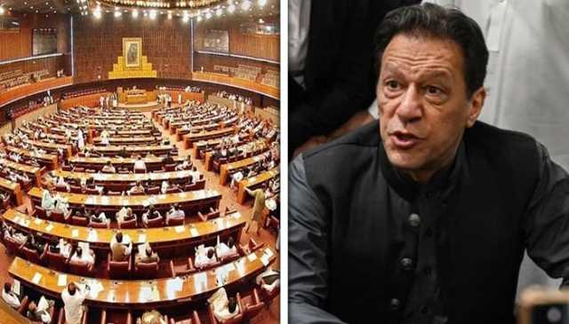 قومی اسمبلی میں اپوزیشن اراکین بانی پی ٹی آئی کے پوسٹرز لے آئے