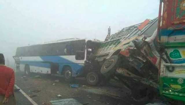 موٹروے ایم 4 پر خانیوال کے قریب بس اور ٹریلرکی ٹکر، بس ہوسٹس جاں بحق