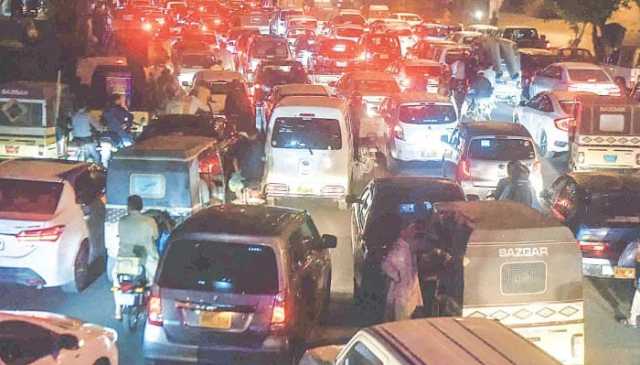 کراچی:شام گئے مختلف سڑکوں پر شدید ٹریفک جام