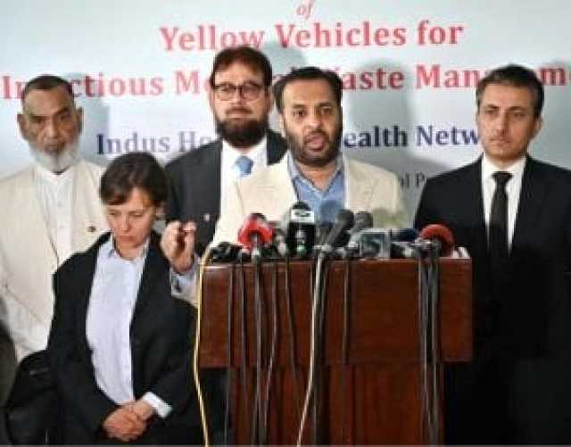 کوئٹہ: جماعت اسلامی بلوچستان کے امیر و رکن صوبائی اسمبلی مولانا ہدایت الرحمن معذور افراد میں سفید چھڑی اور تحفے تقسیم کررہے ہیں