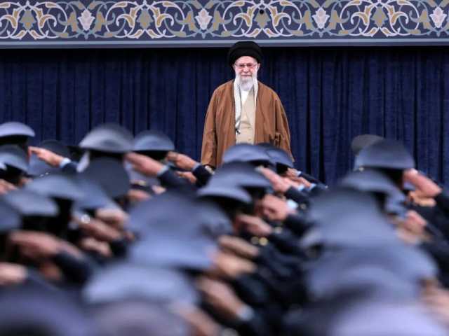 خامنہ ای کو تمام اہل خانہ سمیت زیر زمین پناہ گاہ منتقل کر دیا گیا