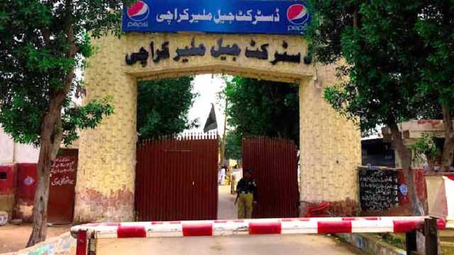 ملیر جیل کراچی سے 216 قیدی دیواریں توڑ کرفرار( 87 دوبارہ گرفتار،فائرنگ سے ایک ہلاک، 3 زخمی)