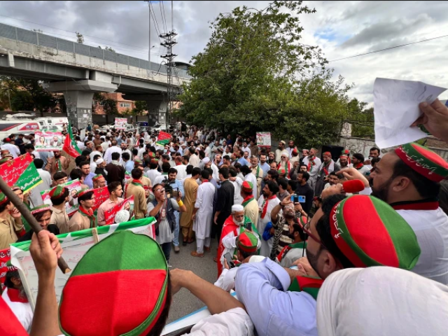 صوابی میں پی ٹی آئی کارکن موٹروے بند کرنے پر آپس میں گتھم گتھا