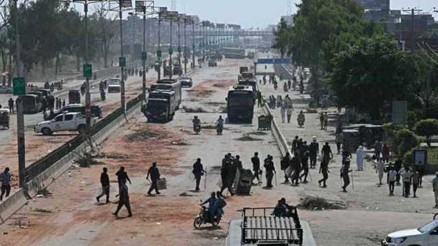 کراچی میں ٹی ایل پی کا احتجاج، ہنگامہ آرائی( 10 گرفتار، دو بچے زخمی)
