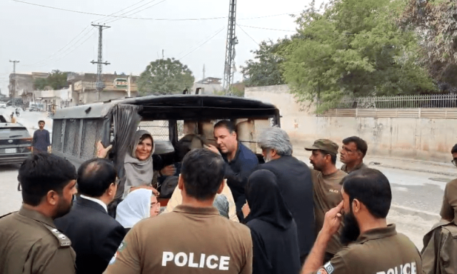 عمران کی بہنوں کا آڈیالہ جیل کے قریب دھرنا، متعددکارکن زیر حراست