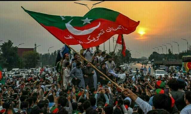 تحریک انصاف کا سینیٹ میں شدید احتجاج، عمران خان سے ملاقات کرواؤ کے نعرے