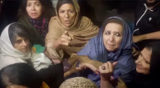 انتظامیہ کے علیمہ خانم سے مذاکرات، عمران خان کی بہنوں کا اڈیالہ جیل کے قریب کئی گھنٹوں تک دھرنا