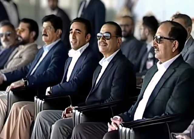 35ویں نیشنل گیمزکی اختتامی تقریب ،فیلڈ مارشل نے فاتح پاکستان آرمی کو ٹرافی پیش کی