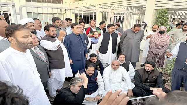 پی ٹی آئی کاہائیکورٹ کے باہر احتجاج، عمران کی رہائی کا مطالبہ