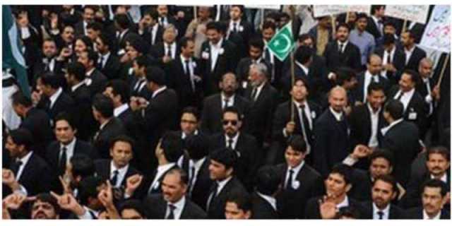 لاہورہائیکورٹ میں وکلاء کو گائون کے استعمال سے چھوٹ مل گئی