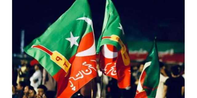پی ٹی آئی کی رات گئے لاہور کی مختلف شاہراہوں پر موٹر سائیکل ریلی