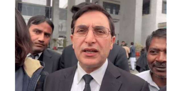 حکومت کمیشن کا اعلان کرے پھر دیکھیں گے، بیرسٹر گوہر کا عرفان صدیقی کی پیشکش پر جواب