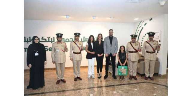 دبئی پولیس نے سنیما میں ملی 17,000 درہم کی رقم واپس کرنے والی 8 سالہ بچی کو اعزاز سے نوازا