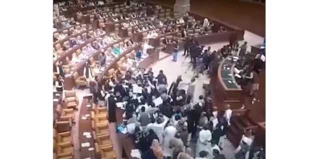 اسمبلی فلور پر احتجاج کرنے والے پی ٹی آئی کے26اراکین کو ڈی سیٹ کروانے کے لیے ریفرنس تیار