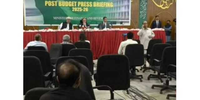 پوسٹ بجٹ پریس کانفرنس،حکومتی روئیے کیخلاف صحافیوں کا احتجاج و واک آﺅٹ