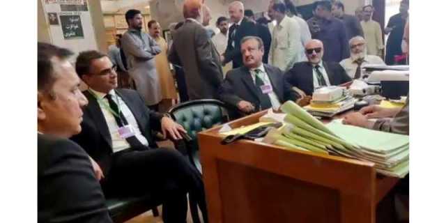 اسلام آباد ہائی کورٹ کے جج طارق جہانگیری‘ محسن اختر کیانی، بابر ستار، ثمن رفعت اور جسٹس سردار اعجاز اسحاق نے سپریم کورٹ میں درخواست دائرکری