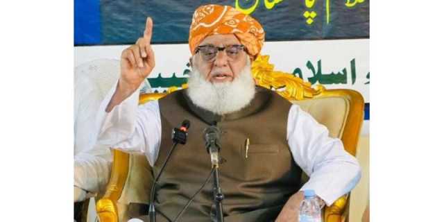 ہمیں سوچنا چاہیئے کہ طویل جدوجہد کے نتیجے میں آمریت مضبوط ہوئی یا جمہوریت؟ مولانا فضل الرحمان