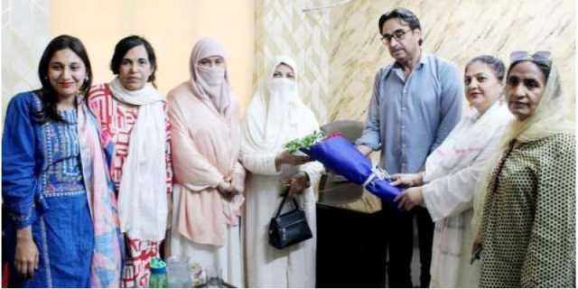 جماعت اسلامی پاکستان حلقہ خواتین کی جانب سے لاہور پریس کلب میں صحافی خواتین کو عیدکے تحائف