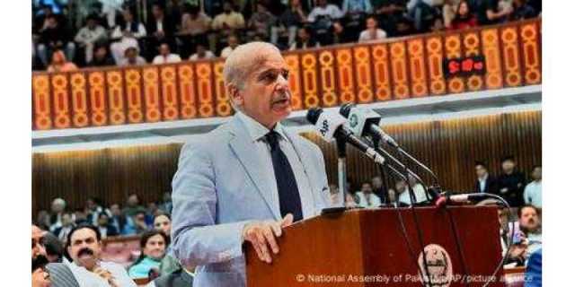 وزیرِاعظم شہباز شریف سعودی عرب کے دو روزہ دورے پر جدہ روانہ