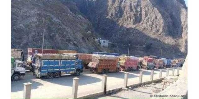 پاکستان نے سکیورٹی خطرات کے درمیان افغانستان کے ساتھ اہم سرحدی گزرگاہ بند کردی