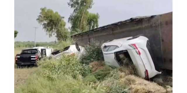 قومی شاہراہ پر مہنگی گاڑیوں سے بھرا ٹرالر الٹ گیا، لگژری گاڑیاں مکمل تباہ