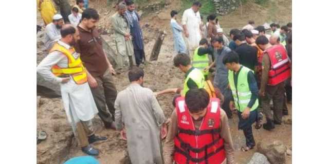 خیبرپختونخوا میں بادل پھٹنے سے سیلاب اور لینڈ سلائیڈنگ کے واقعات، 43 افراد جاں