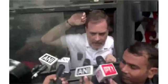 بھارت میں اپوزیشن لیڈر راہول گاندھی کو حراست میں لے لیا گیا