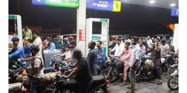 حکومت نے رات گئے پٹرول اور ڈیزل مہنگا کر دیا