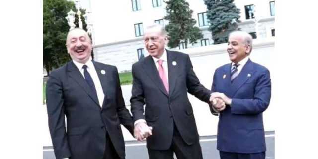 وزیراعظم شہباز شریف کی ترکیہ اورآذربائیجان کے صدور سے خوشگوارملاقات، تینوں رہنماؤں نے دوستی کے جذبے کو ہاتھوں کی زنجیر میں پرو دیا