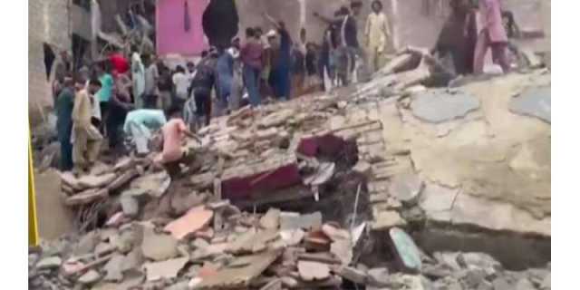 کراچی، لیاری کے علاقے بغدادی میں 5 منزلہ عمارت گرگئی،5 افراد زخمی