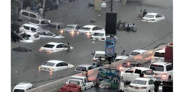 موسلادھار بارشوں نے کراچی کا رخ کرلیا، سڑکیں زیرِآب، گاڑیاں تیرنے لگیں، پانی گھروں میں داخل