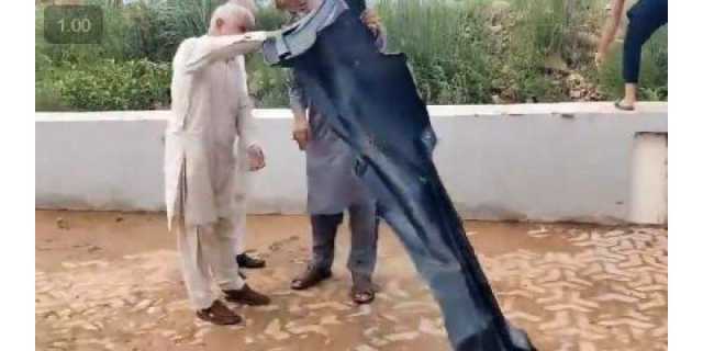 برساتی نالے میں بہنے والی کار کا بمپر مل گیا، گاڑی اور باپ بیٹی تاحال لاپتہ