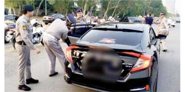 ملتان روڈ پر سیاہ شیشوں والی گاڑی سے آتشیں اسلحہ برآمد ،5 ملزمان گرفتار