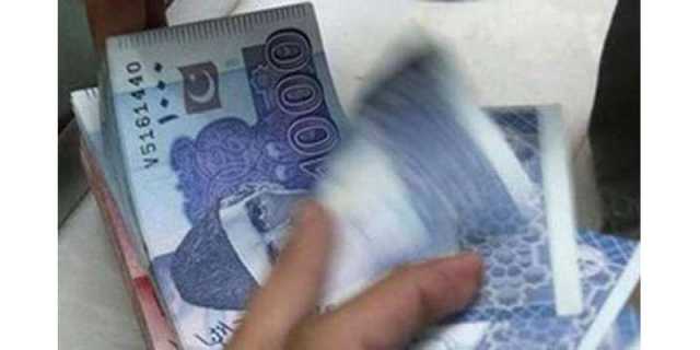 وفاقی بجٹ میں سالانہ 12 لاکھ روپے تک تنخواہ پر ٹیکس کی شرح کم کرکے ایک فیصد کردی گئی