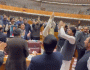 27ویں ترمیم، وہ لمحہ جب اسپیکر نے پی ٹی آئی ارکان کو زمین پر بیٹھنے پر مجبور کردیا