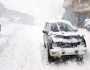 گلیات میں شدید برف باری کے بعد متعدد گاڑیاں پھنس گئیں، سیاحوں کو مشکلات کا سامنا